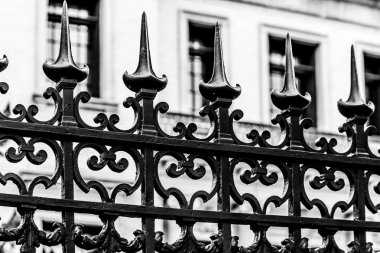 Beyaz bina Bw çivili demir çit