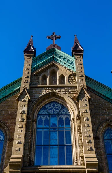 Janela azul no topo da igreja — Fotografia de Stock