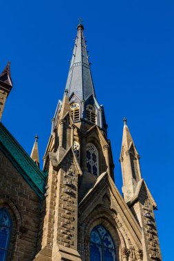 Gotik Spire masmavi göğe