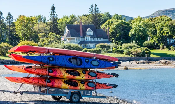 Fargerike Kayaks på Trailer – stockfoto