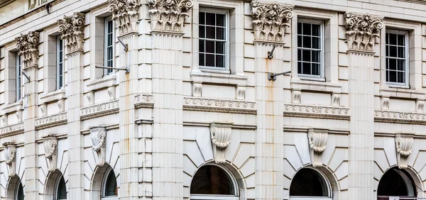 Ayrıntılar ve taş binanın üstünde pencere eşiği