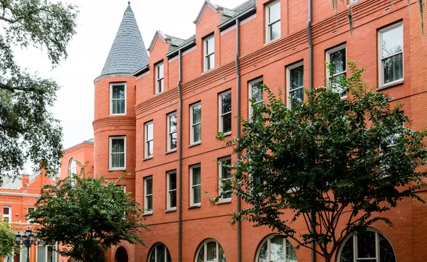 Vecchio edificio in mattoni rossi con finestre a torretta — Foto Stock