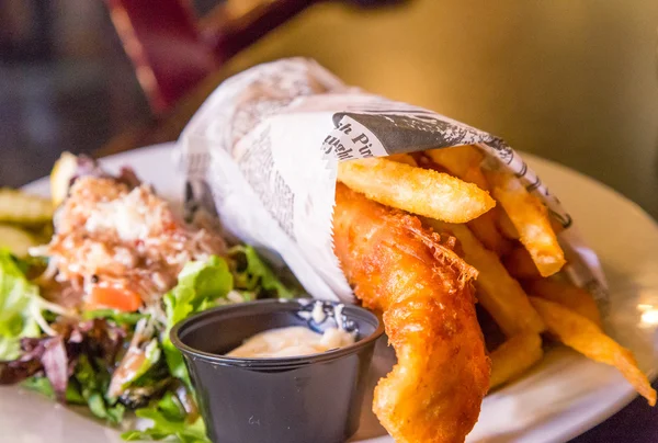 Traditional Fish and Chips with Salad — Stock Photo, Image