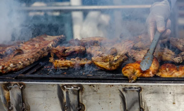 Grillen van kip en ribben — Stockfoto