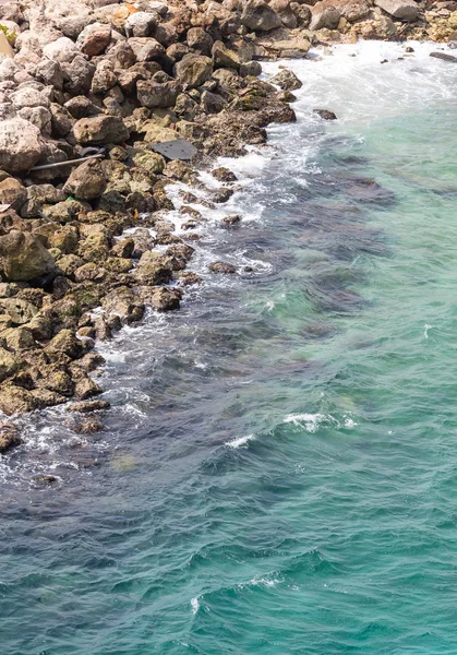 Mar de Aqua contra las rocas — Foto de Stock