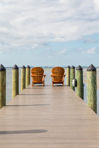 Adirondack stoelen op zoek naar zee — Stockfoto