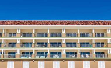 Hotel balkon mavi gökyüzü altında