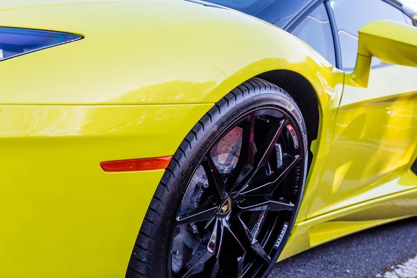 Roda preta no carro amarelo — Fotografia de Stock