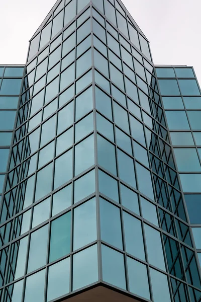 Vidro azul angulado na torre de escritório — Fotografia de Stock