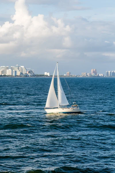 Veleiro ao largo da costa de Fort Lauderdale — Fotografia de Stock