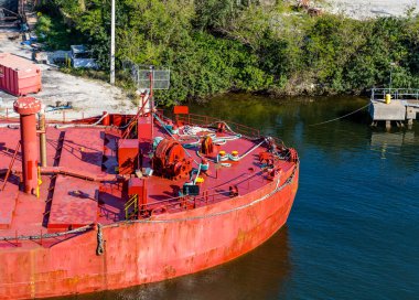 Eski kırmızı Tanker yay