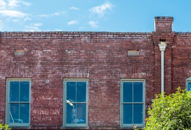 Eski tuğla binada üç pencere