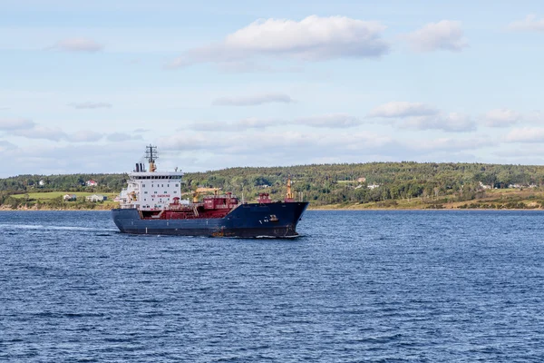 Petrolero navegando a orillas del pasado de Canadá — Foto de Stock