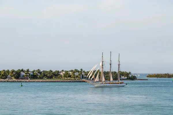 Dreimaster fährt an Insel vorbei — Stockfoto