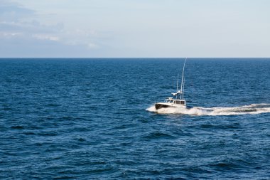 Deep Blue Sea üstünde motor denize indirmek