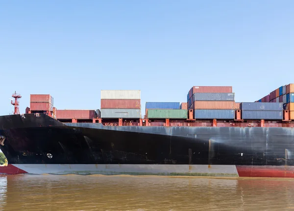 Carga en barco negro — Foto de Stock