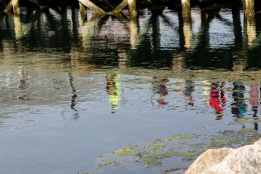 Renkli yürüyüşçüleri yansımalar