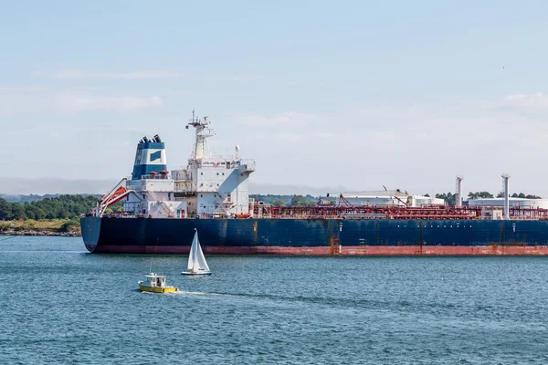 Trajekty a plachetnice o Tanker — Stock fotografie