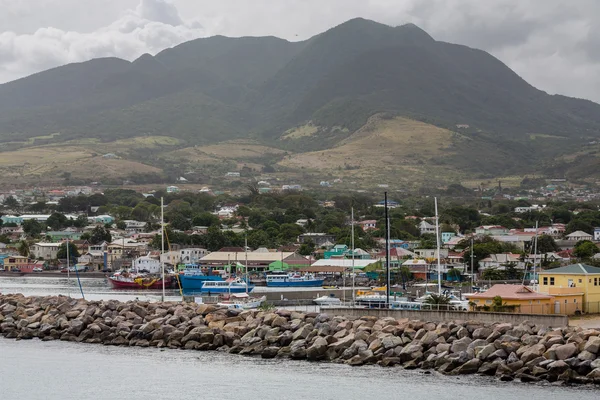 St Kitts hamnen Under gröna berg — Stockfoto