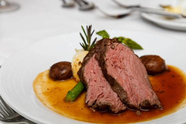 Rare Beef with Mushroom caps — Stock Photo, Image