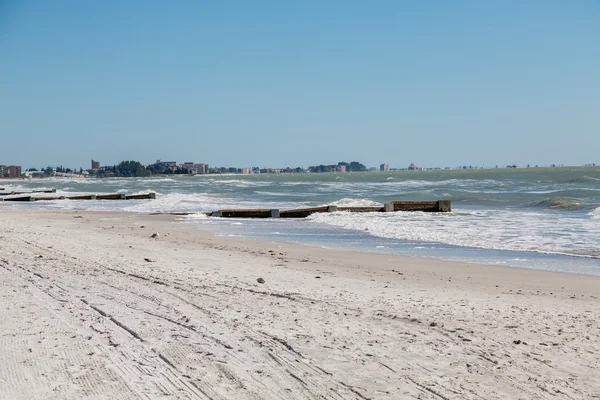 Tide Breakers Down Beach in Clearwater — Stock Photo, Image