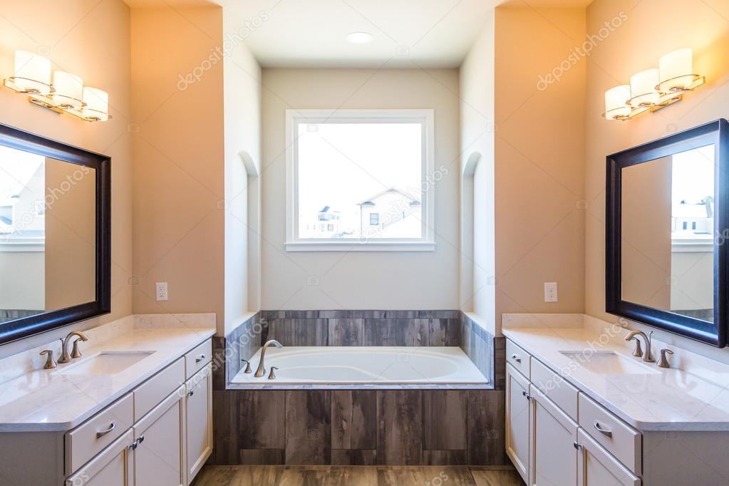 Bagno moderno con vasca da bagno — foto stock © dbvirago #108672400 Bagno moderno con vasca