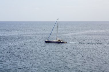 Mavi ve beyaz yelkenli yalnız denizde