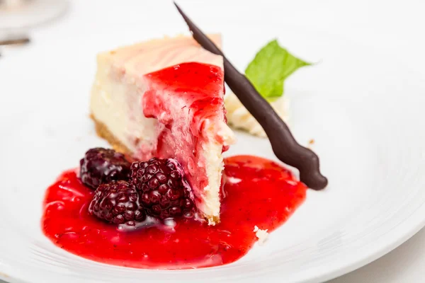 Frambuaz soslu Cheesecake — Stok fotoğraf