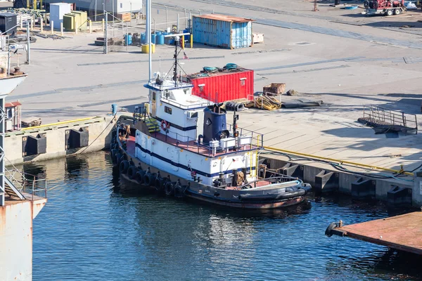 Bogserbåten knuten till industriella Pier — Stockfoto