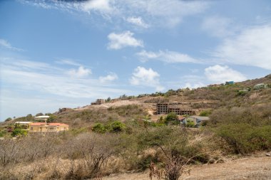 Tropikal tepe üzerinde inşaat projeleri