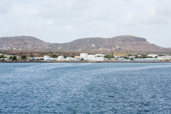 Réservoirs de pétrole blanc sur St Kitts — Photo