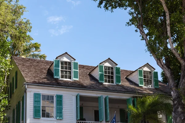 Persianas verdes en Dormers — Foto de Stock