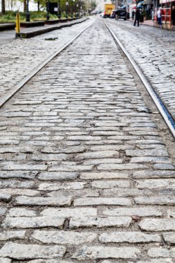 Arnavut kaldırımlı sokakta çelik Paletler