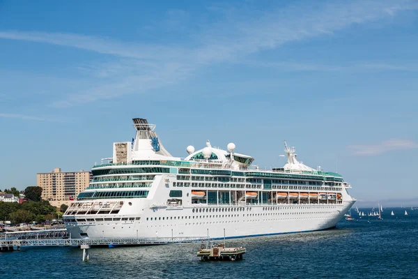 Kreuzfahrtschiff am Dock in Portland — Stockfoto