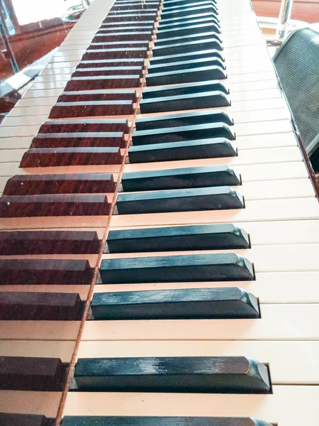 Фортепиано и рефлексия — стоковое фото