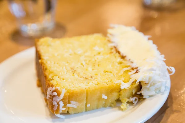 코코넛 파운드 케이크의 슬라이스 — 스톡 사진