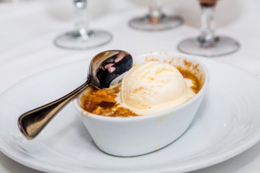 Dondurma ile pişmiş elma Tart