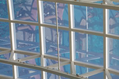 Cam çatı ile beyaz Metal ızgara