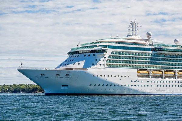 Bug von Luxus-Kreuzfahrtschiff auf blauem Wasser — Stockfoto