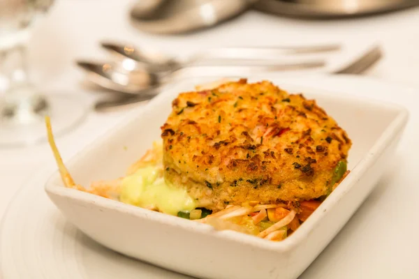 Pastel de cangrejo en ensalada —  Fotos de Stock