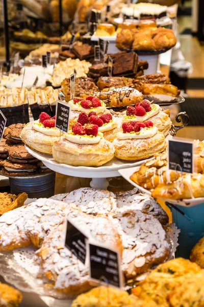 Många bakverk i en bageri Display — Stockfoto