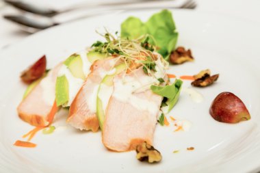 Tavuk meze elma ile dilimlenmiş üzüm ve ceviz