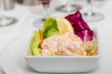 Deniz ürünleri salatası marul ve limon ile