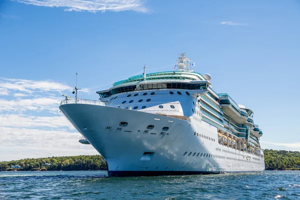 Massives Kreuzfahrtschiff vor grüner Insel festgemacht — Stockfoto