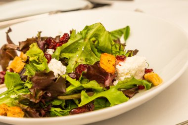 Keçi peyniri ve Croutons gurme salatası