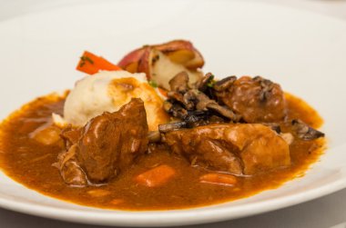 Kuzu incik içinde et suyu