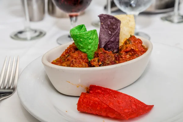 Chili picante con chips de tortilla — Foto de Stock