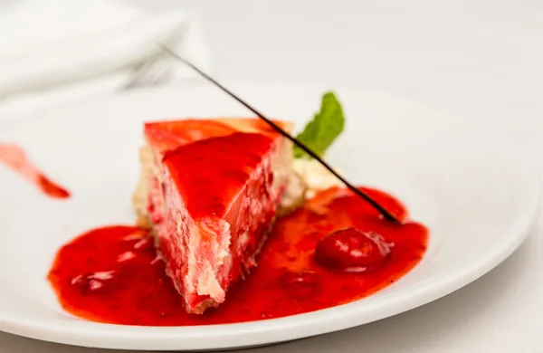 Sauce aux fraises sur Cheesecake — Photo