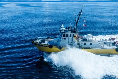 Pilot teknede derin mavi su