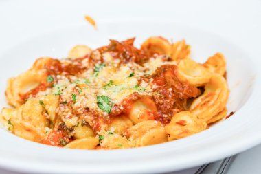 domates soslu peynirli tortellini